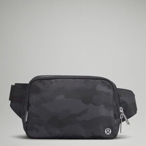 Lululemon Belt Bag - black camouflage